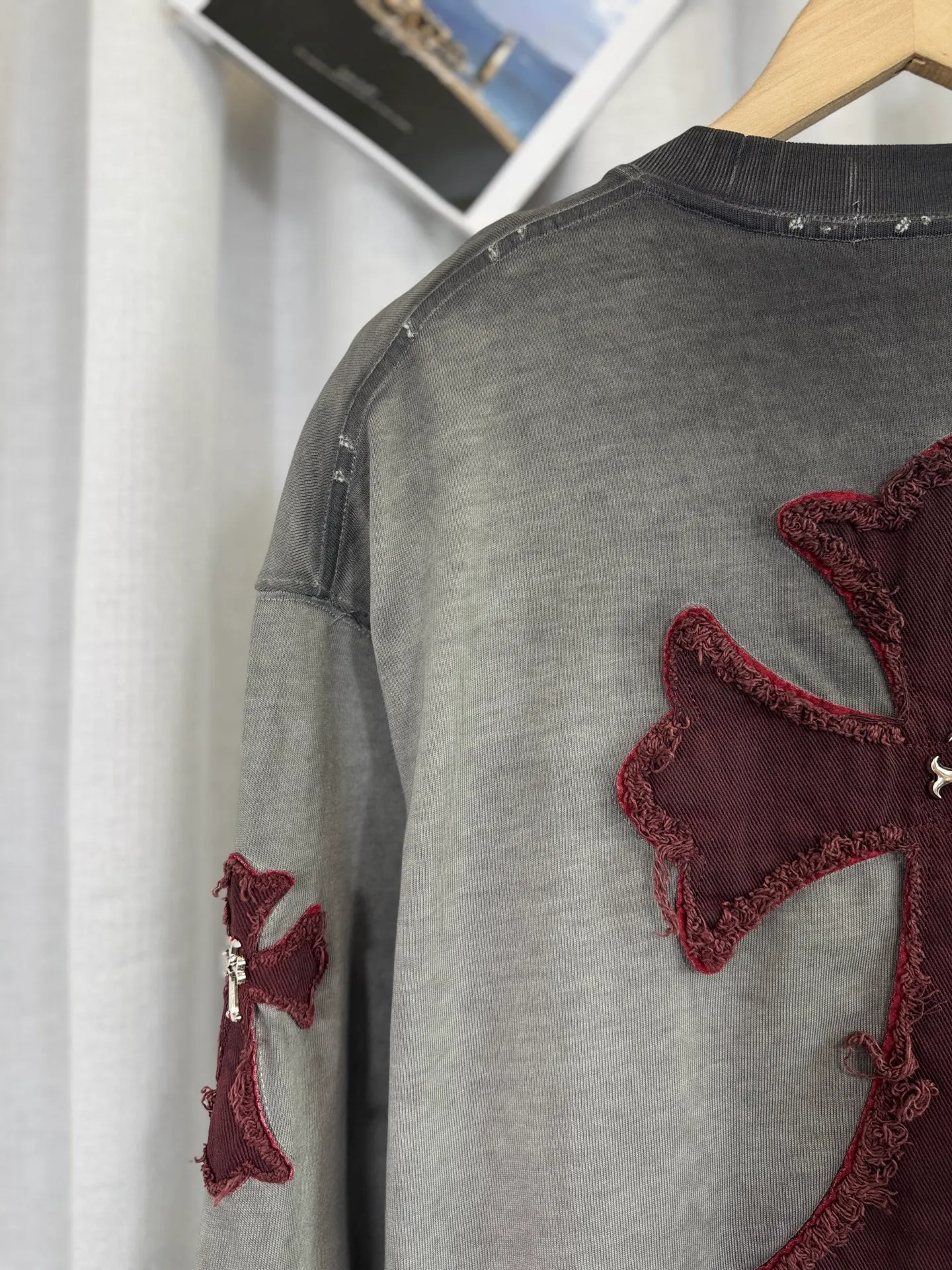 P260 ch high version Chrome Hearts 2025 new autumn and winter cross patch washed spray horse slip long-sleeved T-shirt, fabric: 26 double yarns, 320 grams weight, Angora red thread weaving, heavy wash water ➕ fried color + spray horse slip Printing process: patch embroidery, secondary color spray horse slip process Color: gray, red Size: S M L XL Style number: 5159